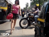 الهند.. 10 ساعات من السير بتنورة قصيرة وعدد المتحرشين صفر (فيديو)